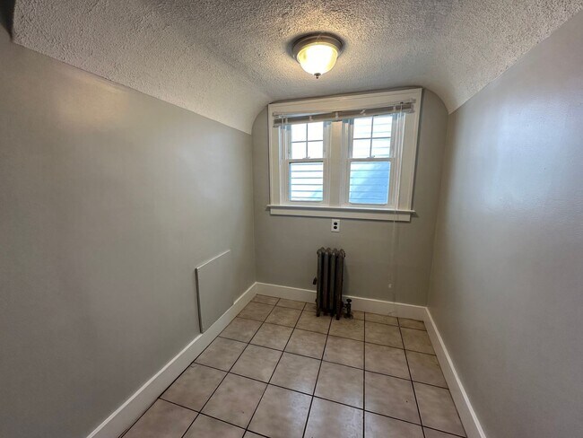 Building Photo - Gigantic 5 bedroom home on the NW side of ...