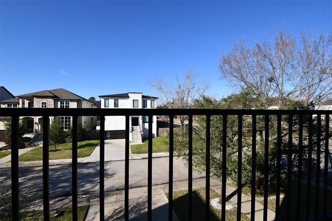 Building Photo - 3203 Blue Bonnet Blvd