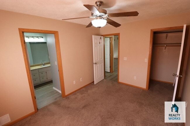 Building Photo - 2 Bedroom 1.5 Bathroom Open Concept Duplex!