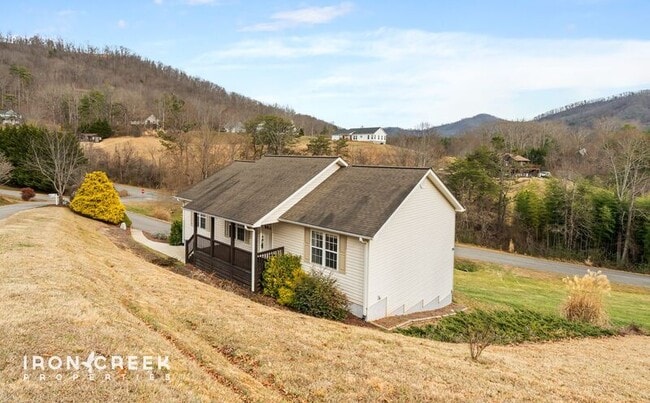 Building Photo - 8 Rose Briar Cir