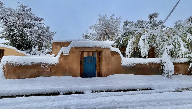 Building Photo - 515 Acequia Madre