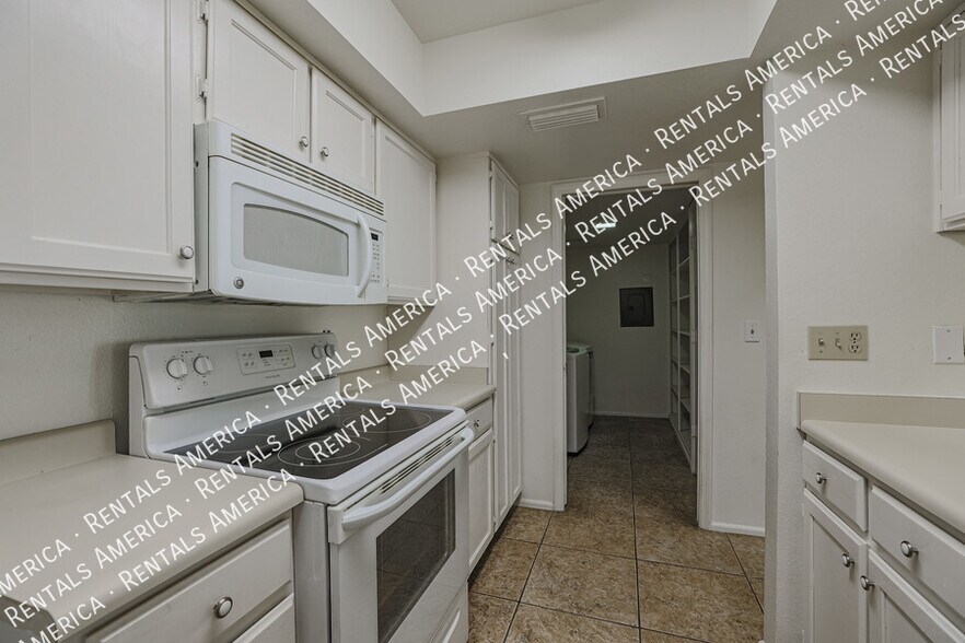 Building Photo - 633 W Southern Ave