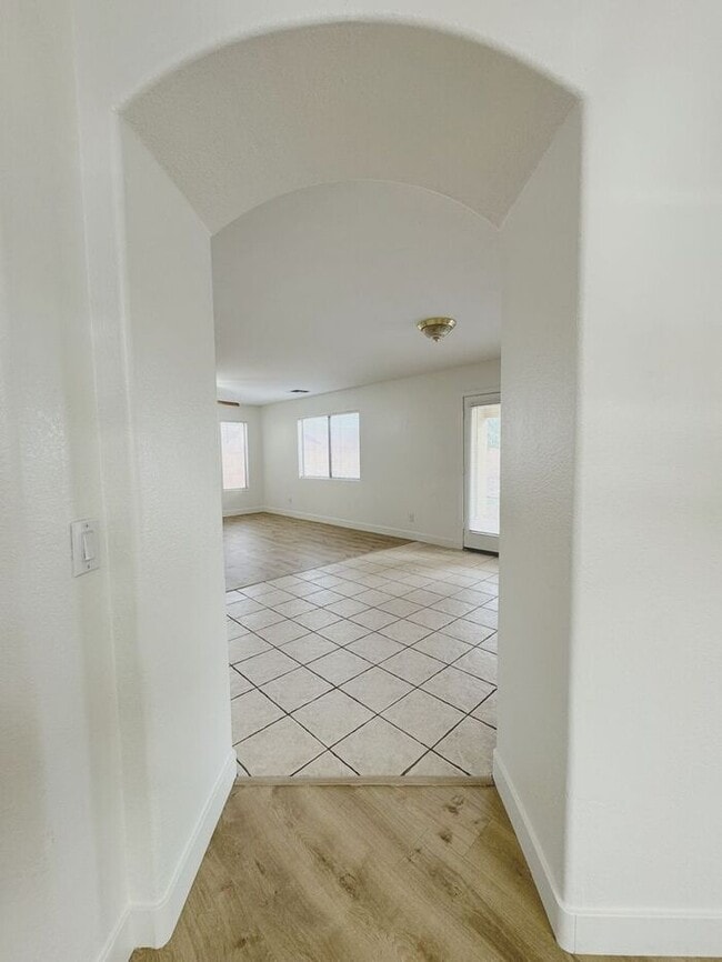 Building Photo - MOVE IN SPECIALS!! 15 DAYS RENT FREE!! Wonderful large, 4 br 2.5 ba family home in Johnson Ranch