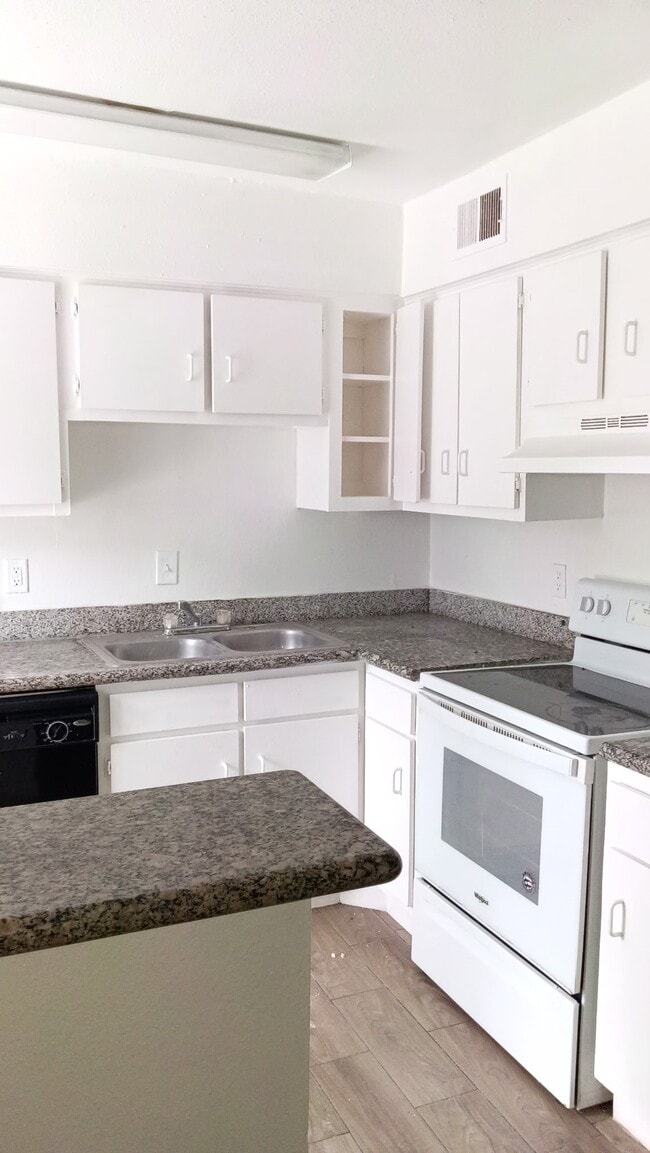 Building Photo - 5625 Antoine Dr