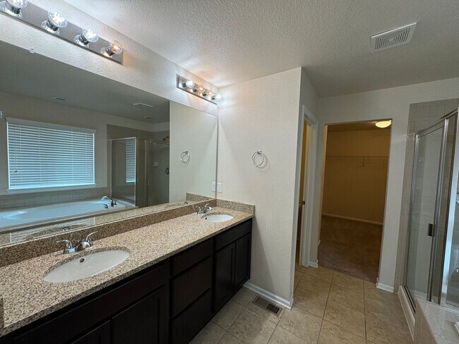 Building Photo - Well maintained Home with 4 bedrooms 3 baths in Erie