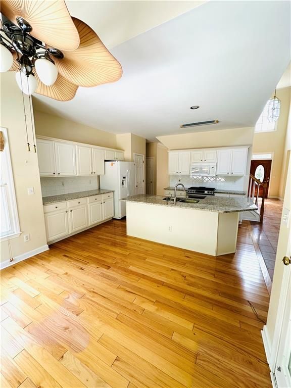 Building Photo - 811 Valley Dr