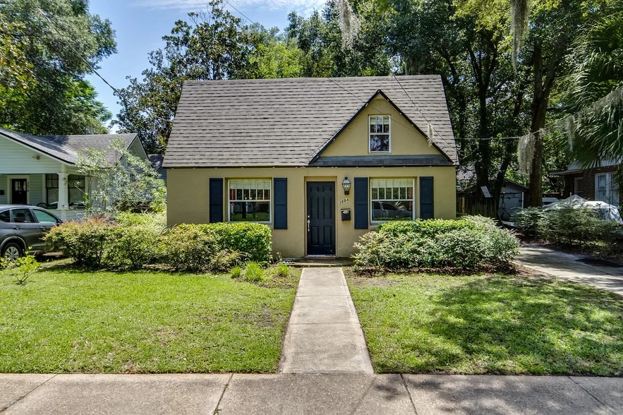Building Photo - 3884 Valencia Rd