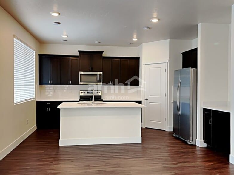 Building Photo - 1037 Woodsome Ave
