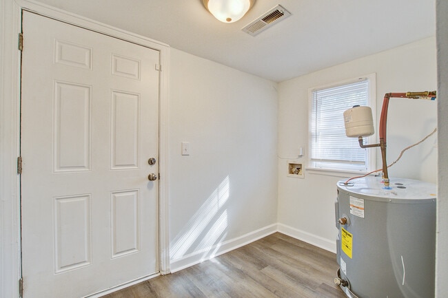 Building Photo - 4716 Mint Ave