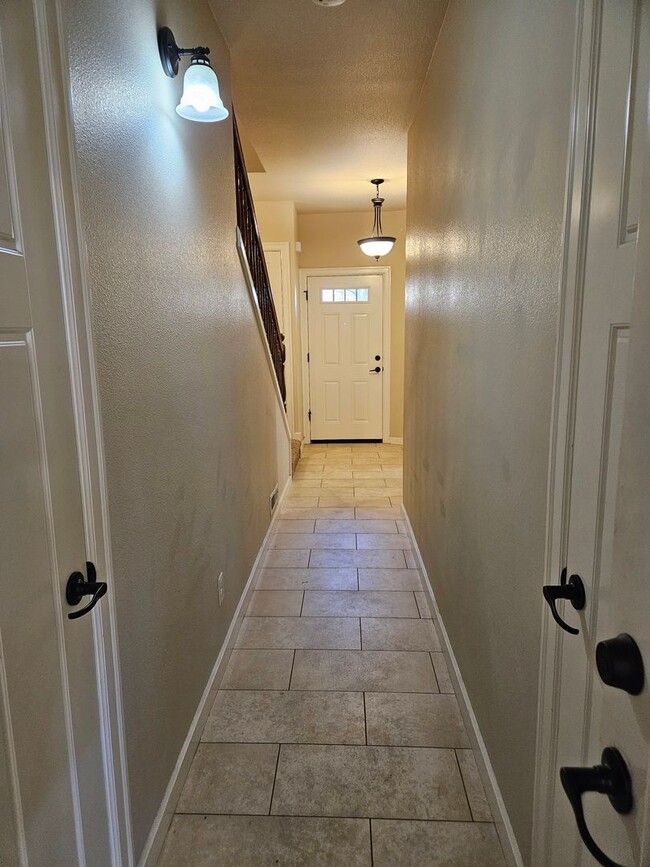 Building Photo - 3Bd/2Ba Two story townhouse - Available to View!