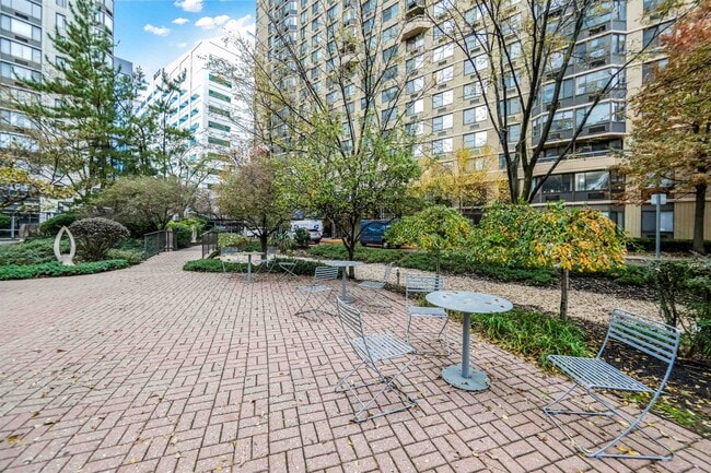 Building Photo - 45 River Dr S