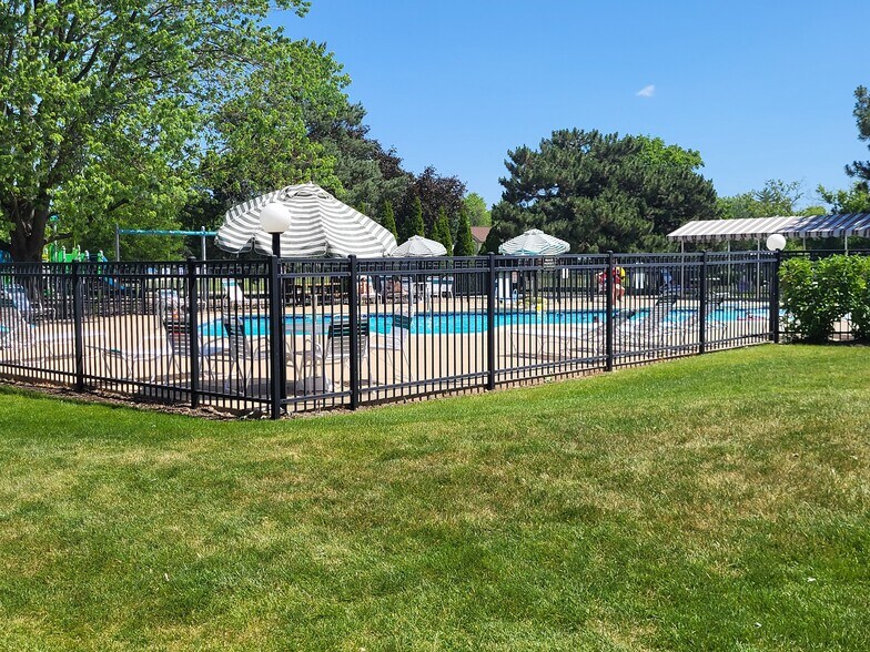 Building Photo - 1054 Deerpath Ct