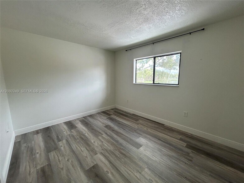 Building Photo - 9472 Palm Cir S