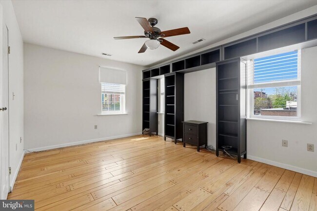 Building Photo - 1347 S 6th St