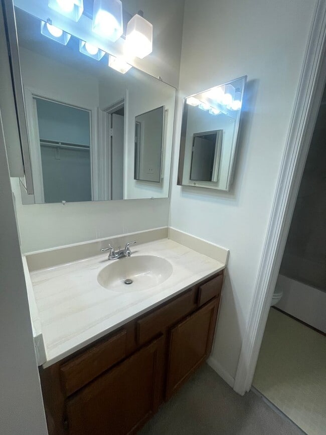 Building Photo - VERY SPACIOUS CONDO ON 3RD FLOOR WITH ELEV...