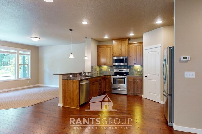 Building Photo - Beautifully upgraded townhome in a quiet L...
