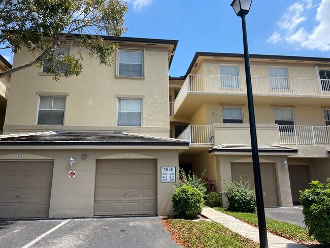 Building Photo - 2040 Greenview Shores Blvd
