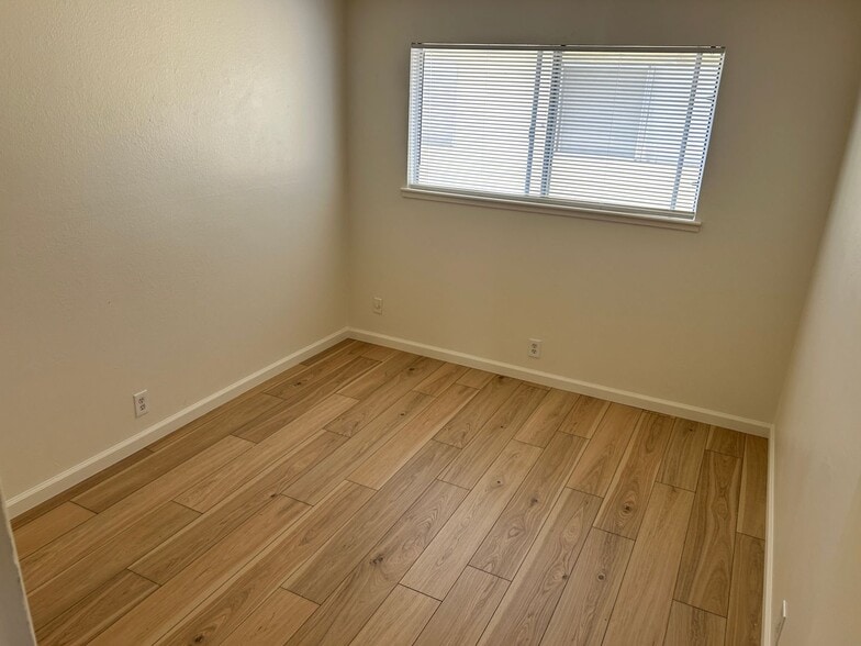 Building Photo - Maple 2