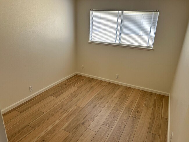 Building Photo - Maple 2