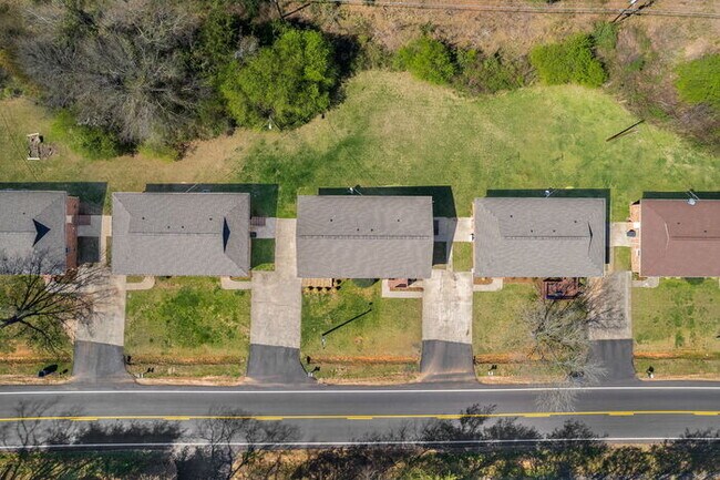 Building Photo - 95 Montague Rd