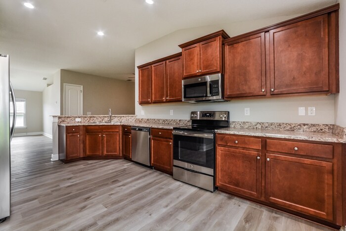 Building Photo - 706 Chelsea Ave