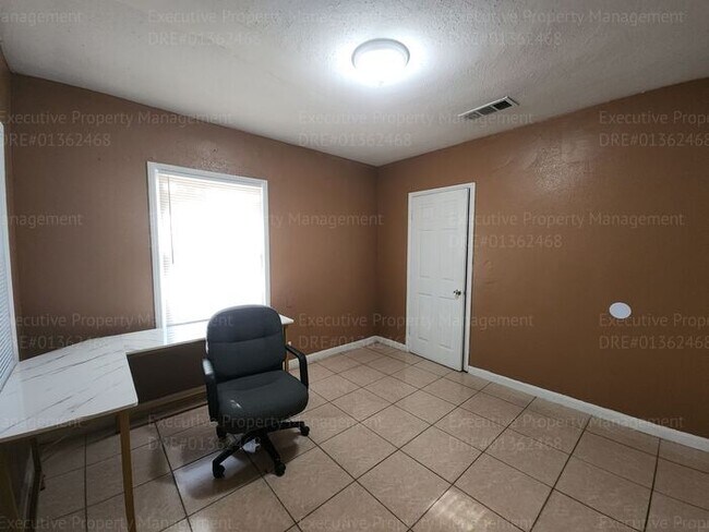 Building Photo - Charming 2 bedroom, 1 bathroom house near ...