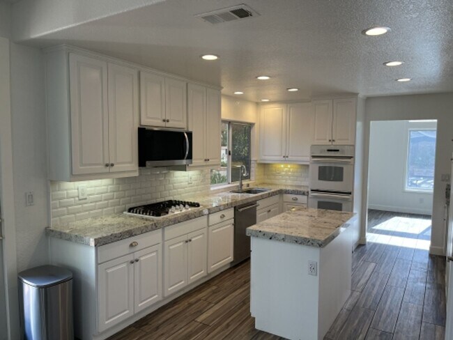 Building Photo - Stunning 4 bedroom Home with a Pool locate...