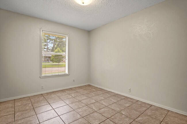 Building Photo - 905 N Johnson Ave