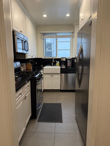 Spacious kitchen with dishwasher, microwave, garbage disposal, gas range - 9933 Robbins Dr