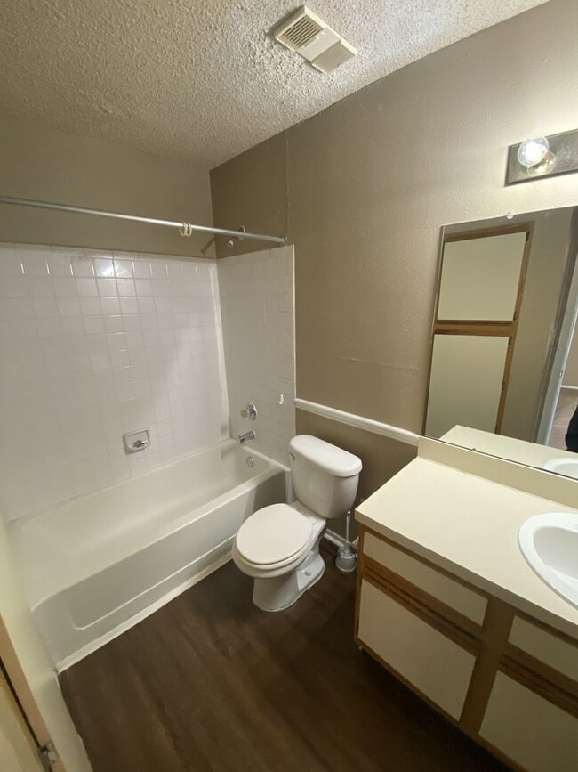 Building Photo - 2 BED 2 BATH MOVE IN NOW!!  TOP FLOOR $1,4...