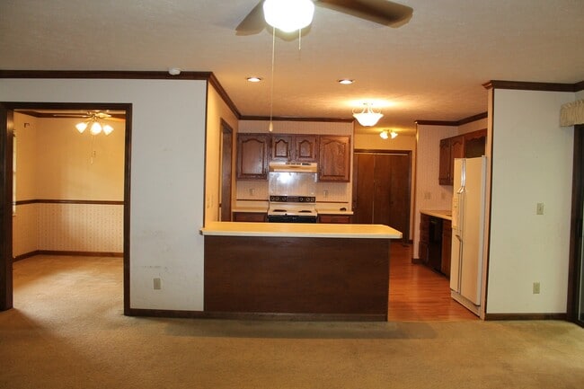 Building Photo - Prime location!  Award winning Oak Ridge Schools