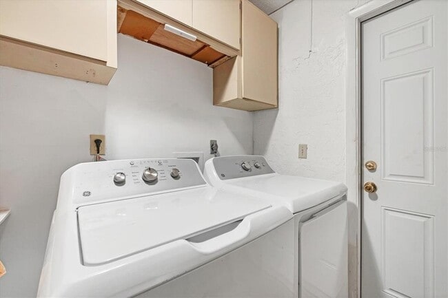 Building Photo - 2703 Forest Knoll Dr