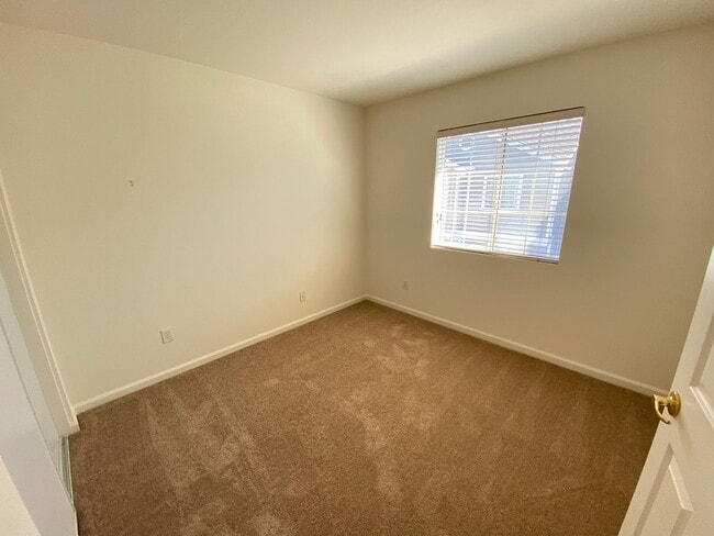 Building Photo - 3 Bed 2.5 Bath Townhouse W/ Attached Garage In Portside Village