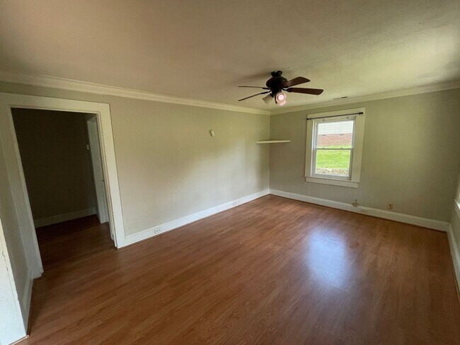 Building Photo - 2 Bedroom 1 bathroom house