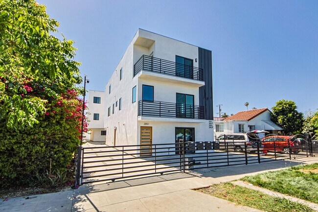 Building Photo - 2851 S Victoria Ave