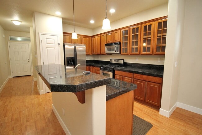 Building Photo - Spectacular Newer Construction Troutdale H...