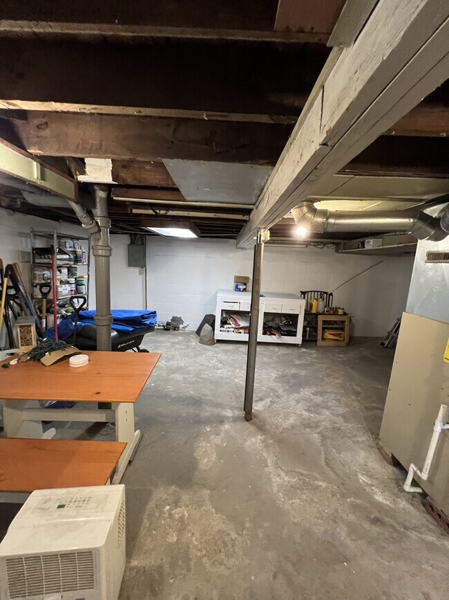 Building Photo - 1223 Bensch St