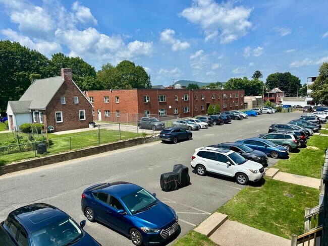 Building Photo - 577 Pleasant St