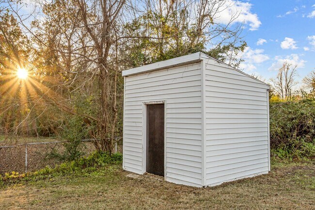 Building Photo - Welcome to Regalwoods!