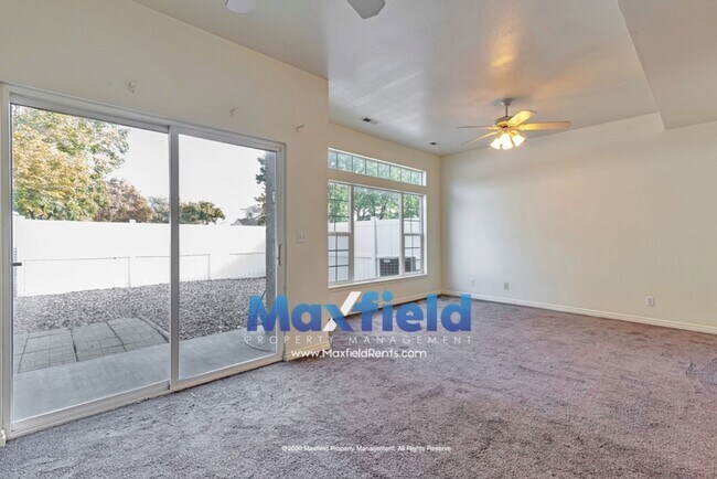 Building Photo - 3 BD 2 BA 1 GAR Townhouse - Taylorsville Utah