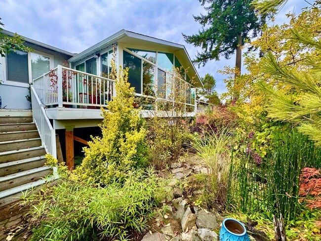Building Photo - ***MOVE IN SPECIAL!!!*** Fully Furnished 4-bedroom, 2-bath home with Beautiful Backyard in Renton