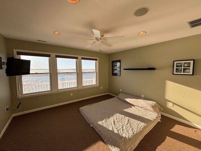 Building Photo - 802 N Harvard Ave