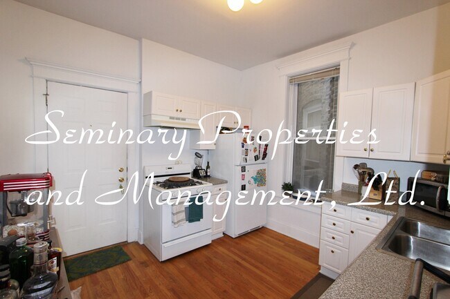 Interior Photo - 920-22 W Addison