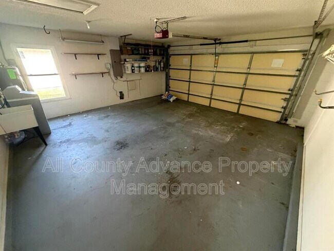 Building Photo - 3232 Oakwood Pl