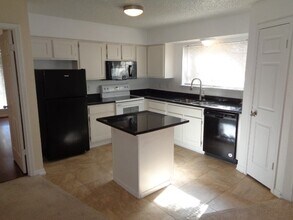 Building Photo - 12400 Overbrook Ln