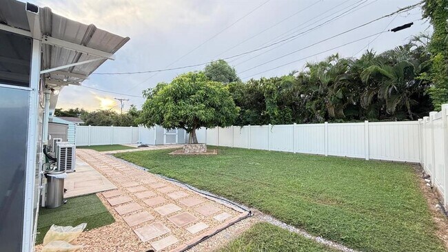 Building Photo - 3107 Bayshore Gardens Pkwy