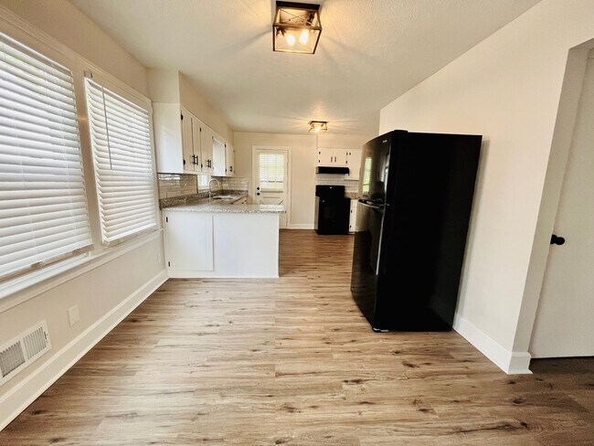 Building Photo - Three Bedroom Modern Farmhouse in Southern...