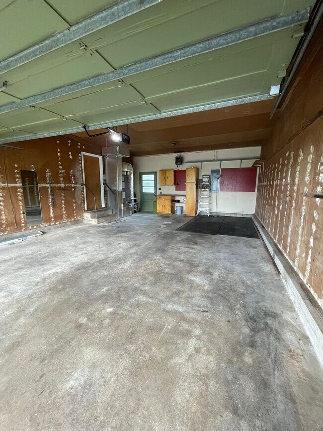 Building Photo - Three Bedroom Single Family Home in the Co...