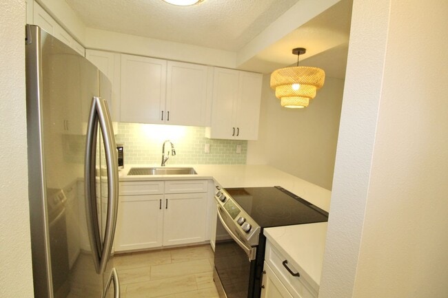 Building Photo - Cat-Friendly Upgraded Unit A Half A Block ...