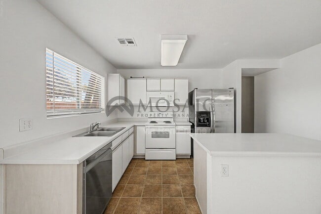Building Photo - 2232 E Spruce Dr